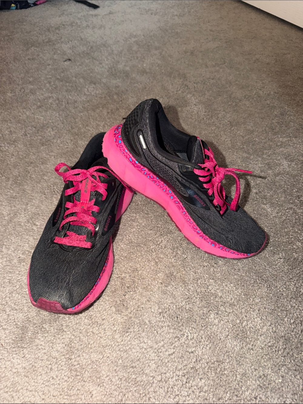 Brooks Trace Women's Black and Hot Pink Athletic Running Shoes